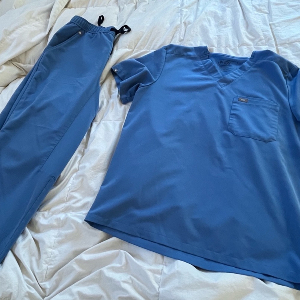 Men’s size large Figs scrubs set